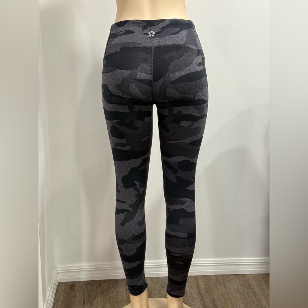 Tuff Athletics Black and Gray Camo Leggings Size Small - Picture 3 of 5